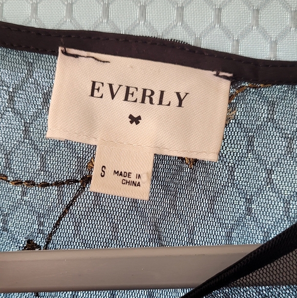 EVERLY Solid Mesh dress w/floral embroidery SIZE S - Picture 3 of 4